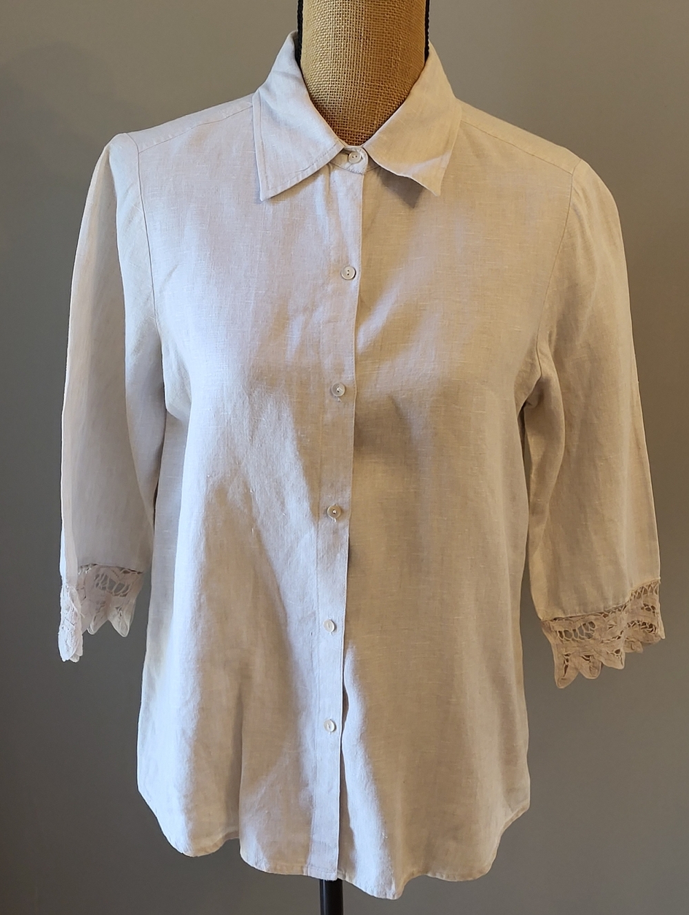 Liz Claiborne Medium Linen Button-up Blouse In A Natural Stone Color - Picture 5 of 9